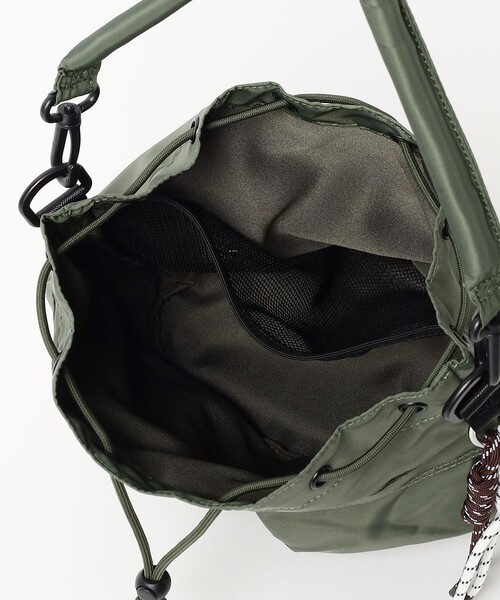 BEAMS HEART(ビームスハート)の「【ユニセックス】2WAY 巾着 バッグ(ショルダーバッグ・メンズ・オリーブ/ブラック・ONE SIZE)」の14枚目の写真