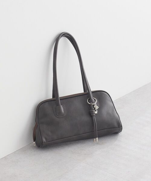 earth music&ecology(アースミュージックアンドエコロジー)の「チャーム付きオブロングボストン(ボストンバッグ・レディース・ブラウン/ブラック/グレー・FREE)」の1枚目の写真