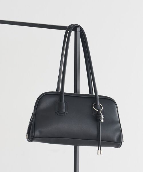 earth music&ecology(アースミュージックアンドエコロジー)の「チャーム付きオブロングボストン(ボストンバッグ・レディース・ブラウン/ブラック/グレー・FREE)」の2枚目の写真