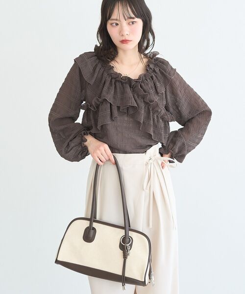 earth music&ecology(アースミュージックアンドエコロジー)の「チャーム付きオブロングボストン(ボストンバッグ・レディース・ブラウン/ブラック/グレー・FREE)」の5枚目の写真