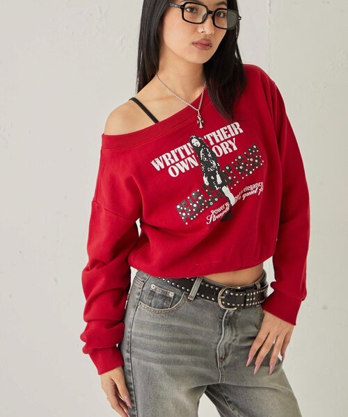 WHO'S WHO gallery（フーズフーギャラリー）の「ELIOT  RHINESTONE COMPACT OFF-SHOULDER（スウェット・レディース・グレー/チャコールグレー/レッド/ホワイト/グレー系その他・FREE）」の5枚目の写真