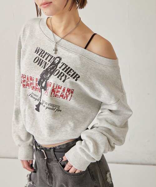WHO'S WHO gallery（フーズフーギャラリー）の「ELIOT  RHINESTONE COMPACT OFF-SHOULDER（スウェット・レディース・グレー/チャコールグレー/レッド/ホワイト/グレー系その他・FREE）」の2枚目の写真
