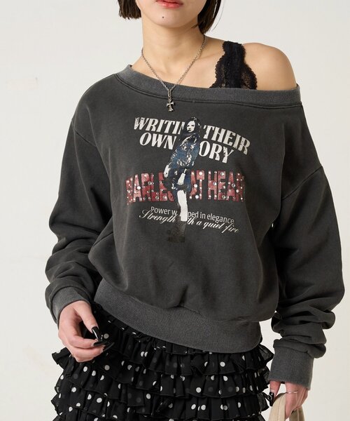 WHO'S WHO gallery（フーズフーギャラリー）の「ELIOT  RHINESTONE COMPACT OFF-SHOULDER（スウェット・レディース・グレー/チャコールグレー/レッド/ホワイト/グレー系その他・FREE）」の3枚目の写真