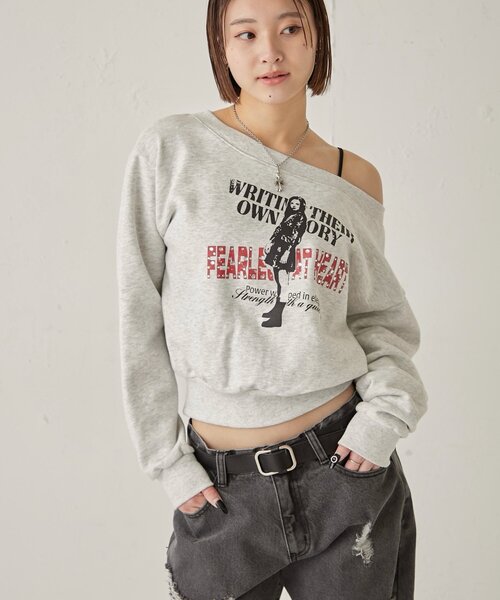 WHO'S WHO gallery（フーズフーギャラリー）の「ELIOT  RHINESTONE COMPACT OFF-SHOULDER（スウェット・レディース・グレー/チャコールグレー/レッド/ホワイト/グレー系その他・FREE）」の13枚目の写真