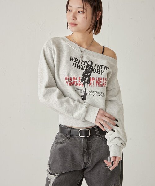 WHO'S WHO gallery（フーズフーギャラリー）の「ELIOT  RHINESTONE COMPACT OFF-SHOULDER（スウェット・レディース・グレー/チャコールグレー/レッド/ホワイト/グレー系その他・FREE）」の14枚目の写真