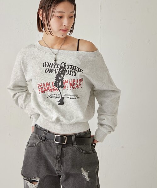 WHO'S WHO gallery（フーズフーギャラリー）の「ELIOT  RHINESTONE COMPACT OFF-SHOULDER（スウェット・レディース・グレー/チャコールグレー/レッド/ホワイト/グレー系その他・FREE）」の15枚目の写真