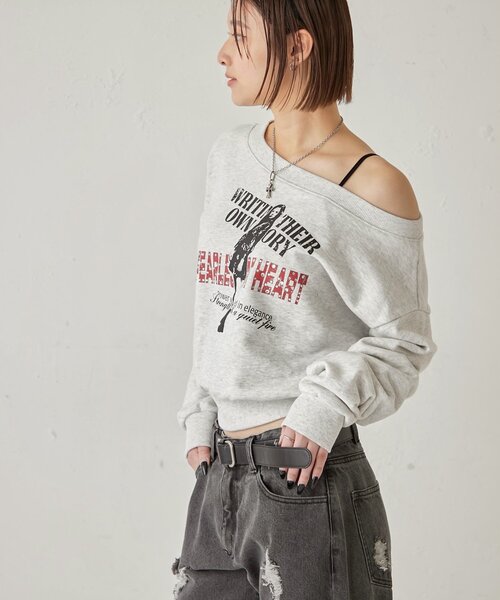 WHO'S WHO gallery（フーズフーギャラリー）の「ELIOT  RHINESTONE COMPACT OFF-SHOULDER（スウェット・レディース・グレー/チャコールグレー/レッド/ホワイト/グレー系その他・FREE）」の16枚目の写真