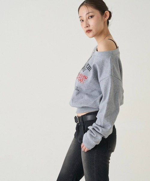 WHO'S WHO gallery（フーズフーギャラリー）の「ELIOT  RHINESTONE COMPACT OFF-SHOULDER（スウェット・レディース・グレー/チャコールグレー/レッド/ホワイト/グレー系その他・FREE）」の7枚目の写真