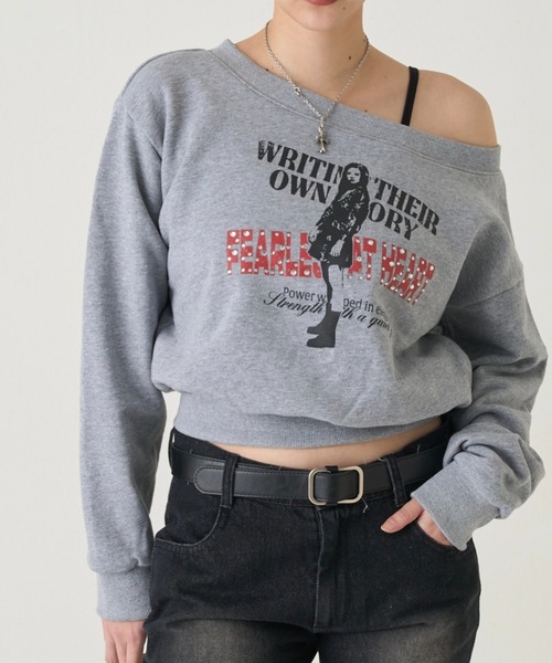 WHO'S WHO gallery（フーズフーギャラリー）の「ELIOT  RHINESTONE COMPACT OFF-SHOULDER（スウェット・レディース・グレー/チャコールグレー/レッド/ホワイト/グレー系その他・FREE）」の9枚目の写真