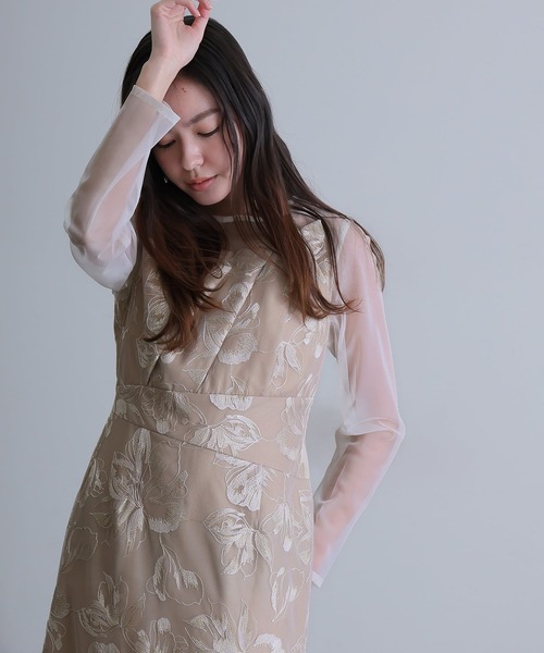 atlo(アトロ)の「フロント プリーツ フラワー刺繍 アシンメトリー パーティー ドレス お呼ばれ ミモレ丈&袖あり 結婚式 二次会 フォーマル オケージョンドレス 同窓会 成人式 (ドレス・レディース・グレー/チャコール/ベージュ/グリーン/ブラウン・M/S/L)」の4枚目の写真