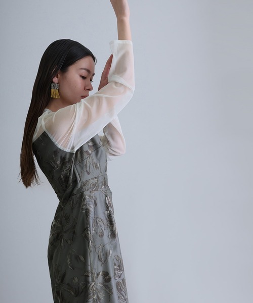 atlo(アトロ)の「フロント プリーツ フラワー刺繍 アシンメトリー パーティー ドレス お呼ばれ ミモレ丈&袖あり 結婚式 二次会 フォーマル オケージョンドレス 同窓会 成人式 (ドレス・レディース・グレー/チャコール/ベージュ/グリーン/ブラウン・M/S/L)」の6枚目の写真