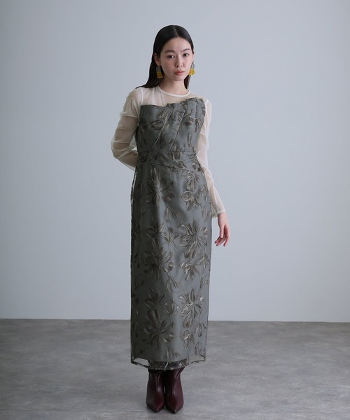 atlo(アトロ)の「フロント プリーツ フラワー刺繍 アシンメトリー パーティー ドレス お呼ばれ ミモレ丈&袖あり 結婚式 二次会 フォーマル オケージョンドレス 同窓会 成人式 (ドレス・レディース・グレー/チャコール/ベージュ/グリーン/ブラウン・M/S/L)」の7枚目の写真