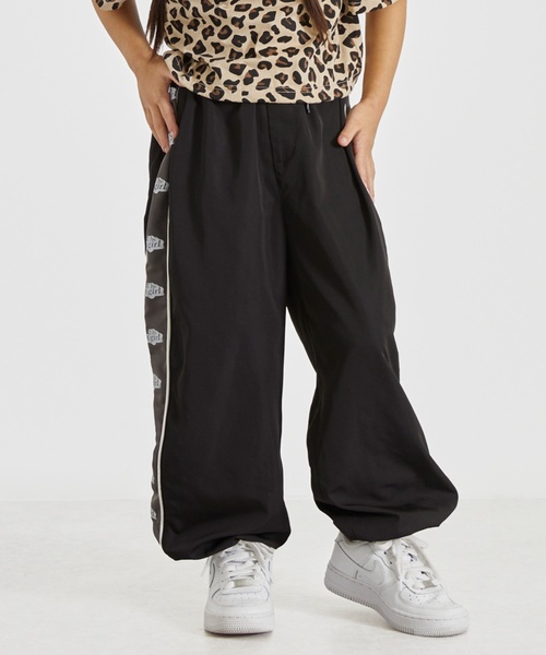 X-girl Stages（エックスガールステージス）の「サイド切替ロゴパンツ（その他パンツ・キッズ・ブラック/ラベンダー・130cm/140cm/90cm/110cm/100cm/120cm）」の2枚目の写真