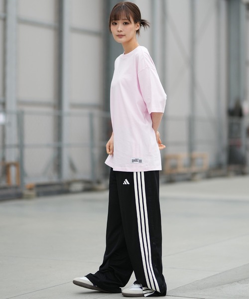 adidas(アディダス)の「adidas/アディダス W オーバーサイズ バックグラフィックTシャツ YY627(Tシャツ/カットソー・レディース・ピンク/ホワイト・L/M)」の13枚目の写真