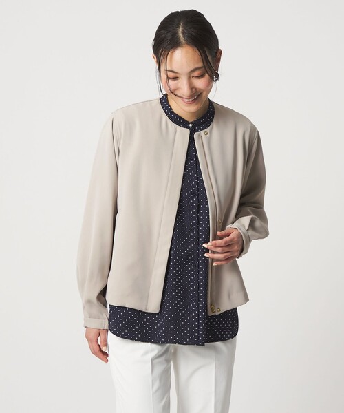 A DAY IN THE LIFE UNITED ARROWS(アデイインザライフユナイテッドアローズ)の「ツイル ノーカラー ブルゾン ‐ウォッシャブル‐<A DAY IN THE LIFE>(ブルゾン・レディース・ベージュ/ダークグレー・FREE)」の1枚目の写真