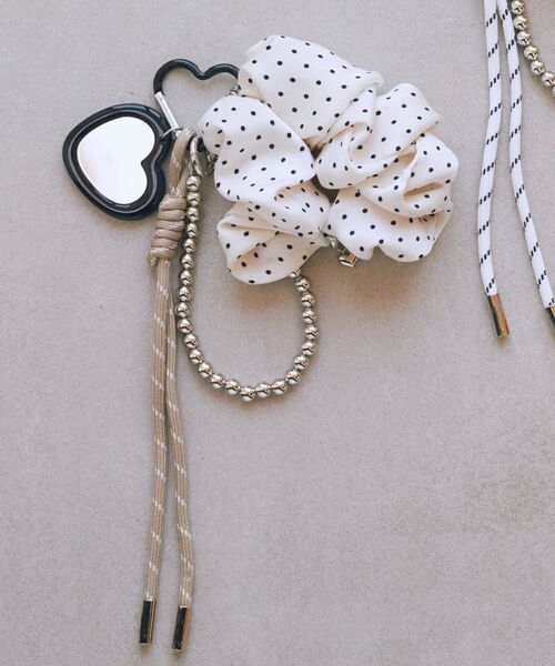 earth music&ecology（アースミュージックアンドエコロジー）の「ミラー×シュシュチャーム（キーホルダー・レディース・イエロー/ドット・FREE）」の2枚目の写真