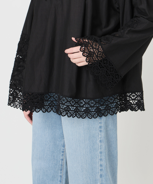 IENA（イエナ）の「カットワークレースブラウス（シャツ/ブラウス・レディース・ブラック/ホワイト・FREE）」の3枚目の写真