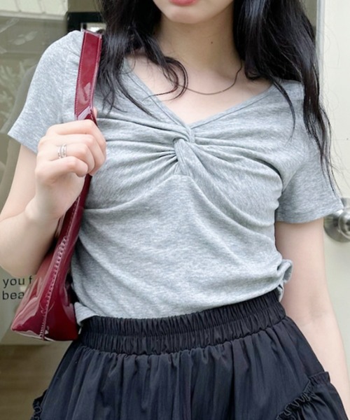 Ada.(エイダ)の「フロント ツイスト Vネック コンパクト 半袖 カットソー(Tシャツ/カットソー・レディース・グレー/ブルー/ブラック/ホワイト・FREE)」の2枚目の写真
