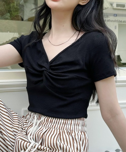 Ada.(エイダ)の「フロント ツイスト Vネック コンパクト 半袖 カットソー(Tシャツ/カットソー・レディース・グレー/ブルー/ブラック/ホワイト・FREE)」の3枚目の写真