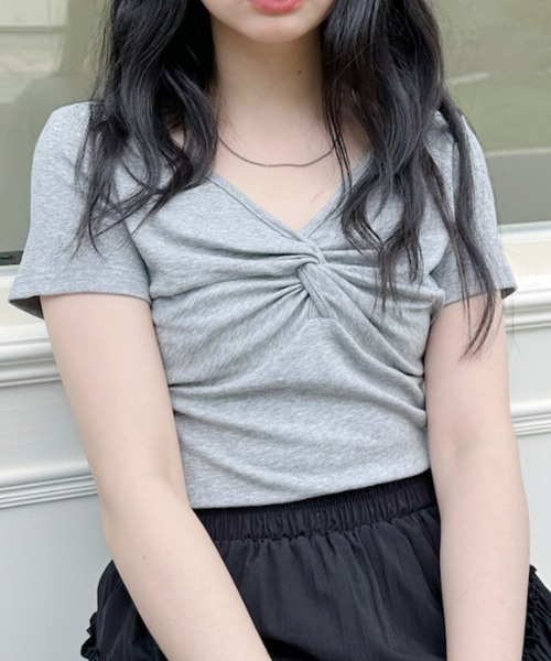 Ada.(エイダ)の「フロント ツイスト Vネック コンパクト 半袖 カットソー(Tシャツ/カットソー・レディース・グレー/ブルー/ブラック/ホワイト・FREE)」の17枚目の写真