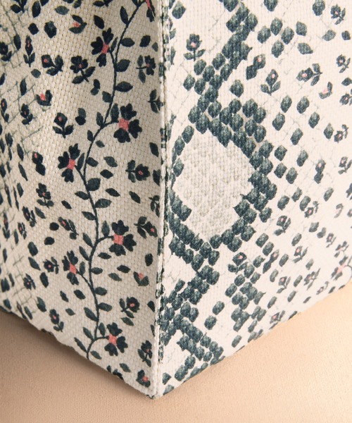 Cath Kidston(キャスキッドソン)の「スモール ブックバッグ Snake Floral(ハンドバッグ・レディース・グレー・FREE)」の7枚目の写真
