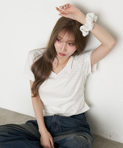 RAY CASSIN(レイカズン)の「シュシュセットVネック星柄Tシャツ(Tシャツ/カットソー・レディース・ホワイト/ネイビー/チャコールグレー・FREE)」の2枚目の写真