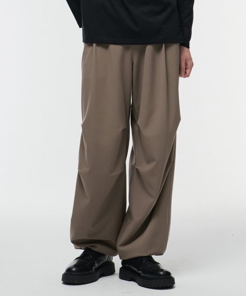 MUSINSA STANDARD（ムシンサスタンダード）の「パラシュートバンディングスラックス [ダスティベージュ]（スラックス・メンズ・その他・40/38/42/36/34/32/30/26/28）」の2枚目の写真