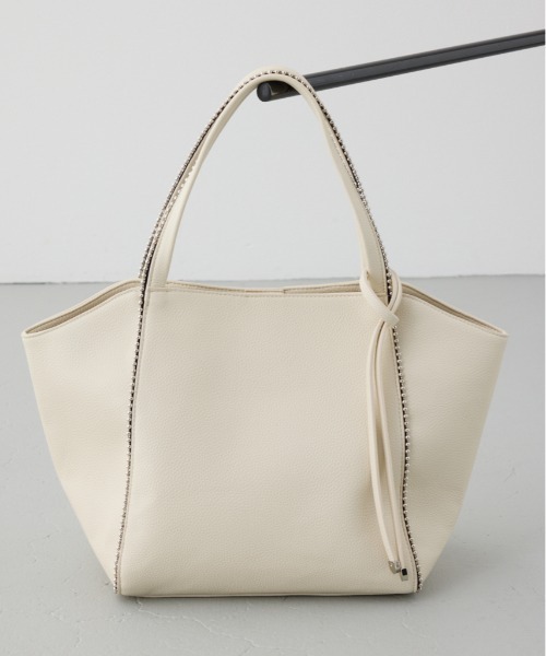 AZUL by moussy(アズールバイマウジー)の「ボールチェーントートバッグ【着用画像あり】(トートバッグ・レディース・アイボリー/ブラック・FREE)」の1枚目の写真