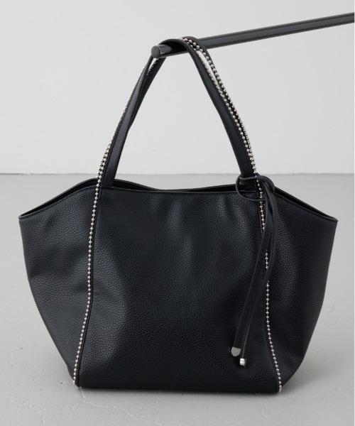 AZUL by moussy(アズールバイマウジー)の「ボールチェーントートバッグ【着用画像あり】(トートバッグ・レディース・アイボリー/ブラック・FREE)」の2枚目の写真