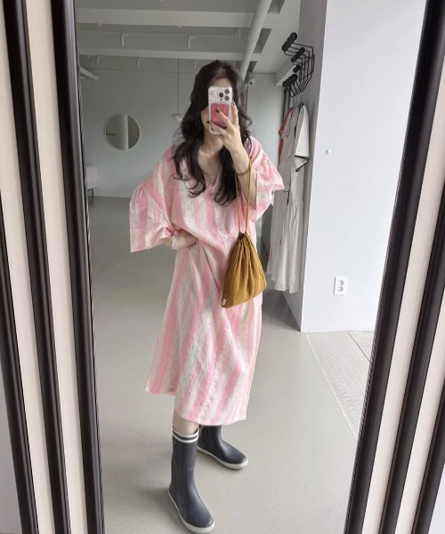 FAVORITO(ファヴォリート)の「Vネックワンピース(ワンピース・レディース・ピンク/ベージュ/イエロー・F)」の14枚目の写真
