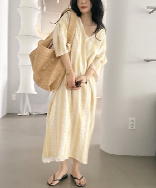 FAVORITO(ファヴォリート)の「Vネックワンピース(ワンピース・レディース・ピンク/ベージュ/イエロー・F)」の9枚目の写真