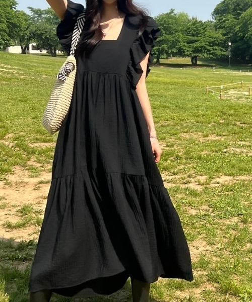 AMAJI(アマジ)の「スクエアネックワンピース パフスリーブ フリル切替 ロング丈(ワンピース・レディース・ブラック/グリーン・FREE)」の5枚目の写真