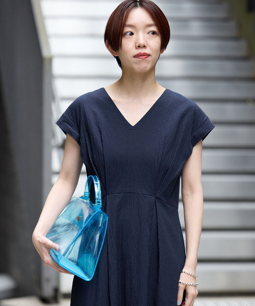 IENA(イエナ)の「サッカータックワンピース(ワンピース・レディース・ライトグレー/ネイビー・36/38)」の7枚目の写真
