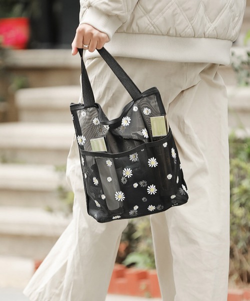 VIBGYOR(ヴィブジョー)の「Mignonjour/デイジー柄メッシュバッグ M2943(トートバッグ・レディース・ベージュ/ブラック・FREE)」の3枚目の写真