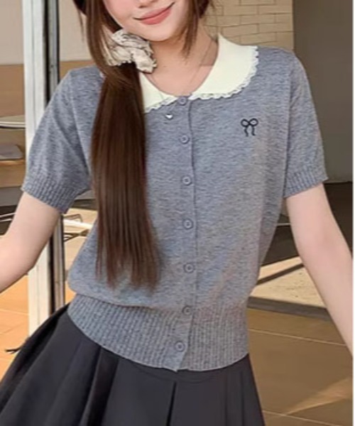 &soiree(アンドソワレ)の「リボン刺繍入り丸襟半袖カーディガン(カーディガン/ボレロ・レディース・サックスブルー/グレー/オフホワイト・SMALL/MEDIUM/LARGE/X-LARGE)」の5枚目の写真
