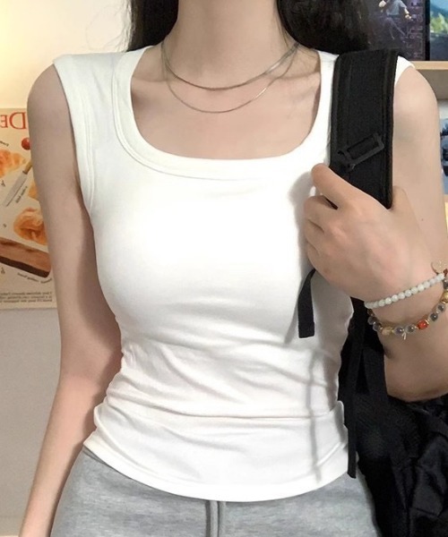 NANEA(ナネア)の「【カップ付き】ワイドスクエアUネック クロップドタンクトップ(タンクトップ・レディース・ブラック/ホワイト/グレー・フリー)」の5枚目の写真
