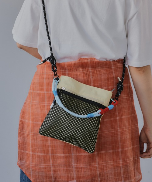 210nouve(トゥージュヌーブ)の「メッシュ ポケット ナイロン ショルダーバッグ(ショルダーバッグ・レディース・イエロー/アイボリー/パープル/ブラック・FREE)」の4枚目の写真