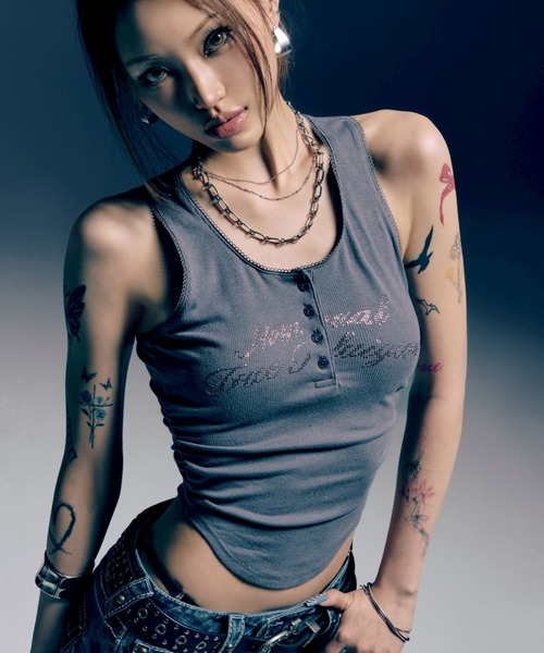 NOMANUAL（NOMANUAL）の「【NOMANUAL×TRUE RELIGION】NO RELIGION SHIRRING SLEEVELESS TEE / 【ノーマニュアル×トゥルーレリジョン】ノーレリジョンヘンリーネックシャーリングタンクトップ（タンクトップ・レディース・チャコール/ブラック/ホワイト・M/S）」の3枚目の写真
