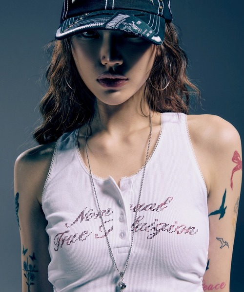 NOMANUAL（NOMANUAL）の「【NOMANUAL×TRUE RELIGION】NO RELIGION SHIRRING SLEEVELESS TEE / 【ノーマニュアル×トゥルーレリジョン】ノーレリジョンヘンリーネックシャーリングタンクトップ（タンクトップ・レディース・チャコール/ブラック/ホワイト・M/S）」の6枚目の写真