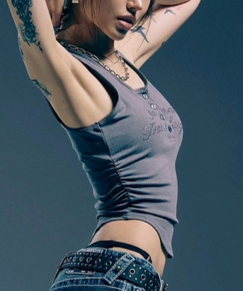 NOMANUAL（NOMANUAL）の「【NOMANUAL×TRUE RELIGION】NO RELIGION SHIRRING SLEEVELESS TEE / 【ノーマニュアル×トゥルーレリジョン】ノーレリジョンヘンリーネックシャーリングタンクトップ（タンクトップ・レディース・チャコール/ブラック/ホワイト・M/S）」の21枚目の写真