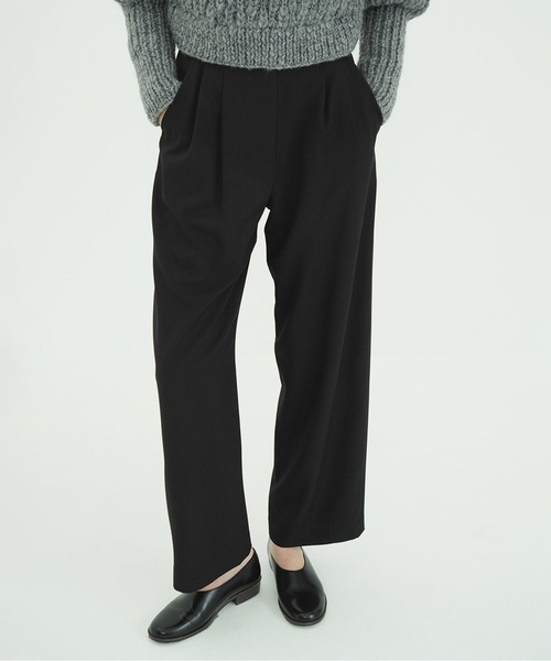 CLANE(クラネ)の「BASIC TUCK PANTS(スラックス・レディース・ブラック/カーキ・2/1)」の2枚目の写真