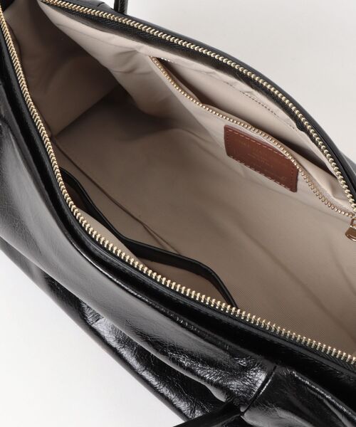 inter-chaussures（インターショシュール）の「【CHRISTIAN VILLA】シャイニーレザー ショルダーバッグ(Q66344)（ショルダーバッグ・レディース・ブラック・ALL）」の4枚目の写真