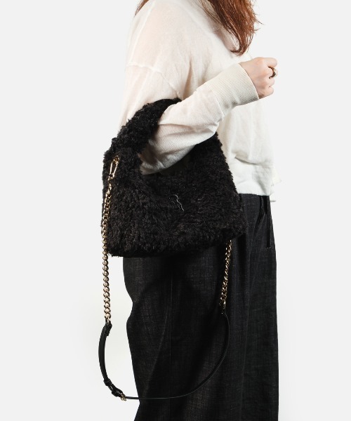 STEVE MADDEN(スティーブマデン)の「ファーラウンドバッグ/S.MADDEN BFLUFFY-XA(ハンドバッグ・レディース・ブラック×ゴールド/レオパード・F)」の3枚目の写真