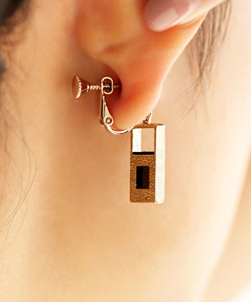 STYLE DELI(スタイルデリ)の「SQUARE earring 002(イヤリング・レディース・ゴールド・FREE)」の3枚目の写真