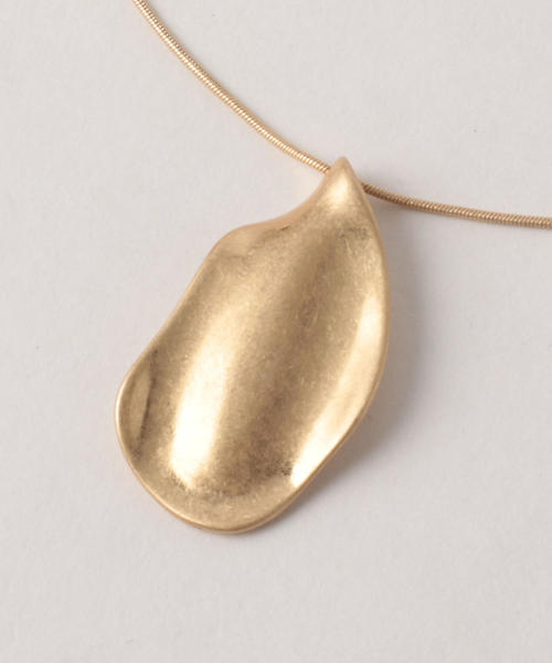 BEAUTY&YOUTH UNITED ARROWS（ビューティーアンドユースユナイテッドアローズ）の「BYメタルリーフドロップペンダント ο（ネックレス・レディース・シルバー/ゴールド・FREE）」の6枚目の写真