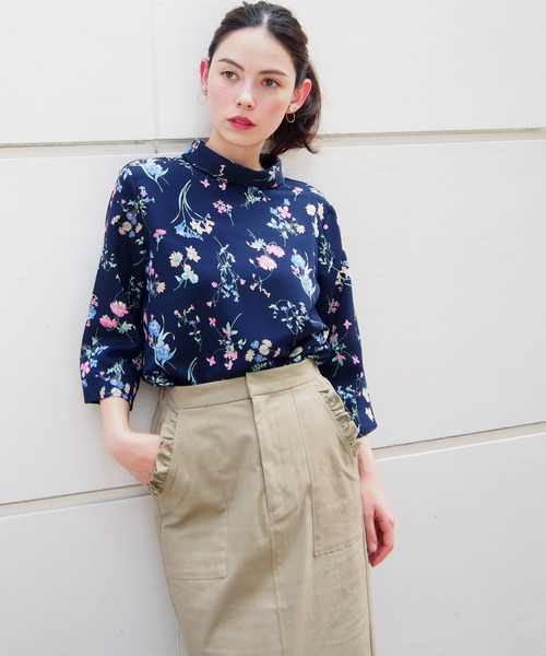 BE NEAT(ビーニート)の「【日本製】ガーデンプリントロールカラー7分袖ブラウス(シャツ/ブラウス・レディース・ベージュ/ネイビー・MEDIUM)」の2枚目の写真