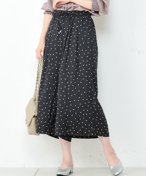 natural couture（ナチュラルクチュール）の「ドットサテンゆるワイド（その他パンツ・レディース・ブラック/ベージュ/ブラウン・FREE）」の2枚目の写真