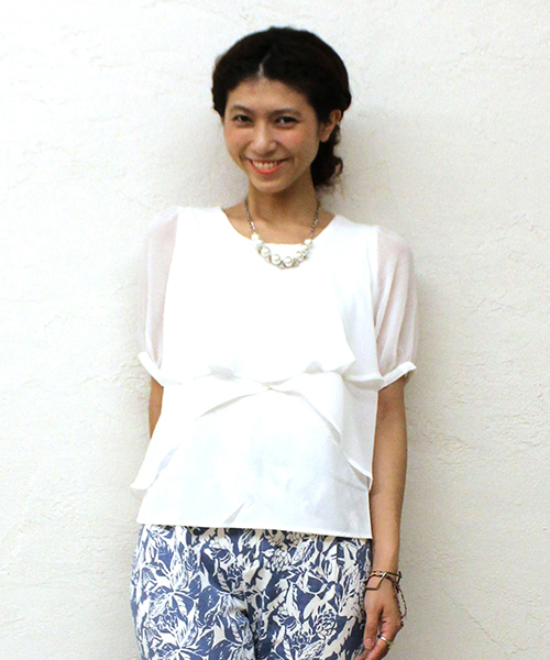 mystic（ミスティック）の「フリル重ねプルオーバー（シャツ/ブラウス・レディース・オフホワイト/ベージュ/ブルー/ブラック・ﾌﾘ-）」の2枚目の写真