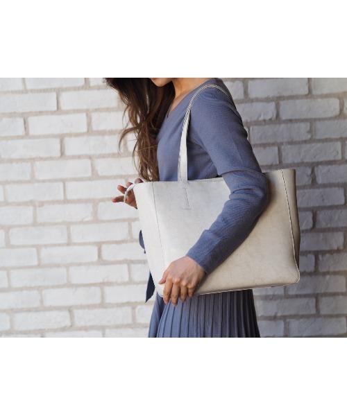 GUSCIO(グッシオ)の「【グッシオレザー】本革 トートバッグ 通勤通学(ビジネスバッグ・レディース・ブラック/ブラウン系その他/ライトグレー/ネイビー・FREE)」の19枚目の写真