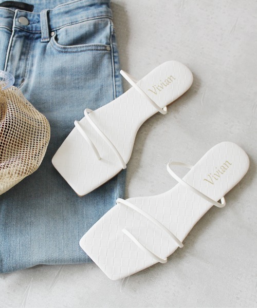 VIVIAN(ヴィヴィアン)の「スクエアトゥ華奢ストラップトングフラットサンダル(サンダル・レディース・アイボリー/イエロー/ガンメタ/ブラック/ホワイト/ベージュ系その他6/シルバー/キャメル/グリーン/ピンク/Moca/パイソン/カーキ/ホワイト×レッド・S/L/LL/M)」の5枚目の写真